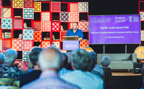 Professor Gwynedd Parry delivers the Memorial Lecture in the Babell Lên in 2019