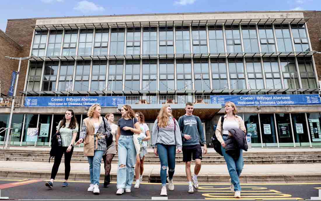 Group of students walking outside Fulton House on Singleton Campus