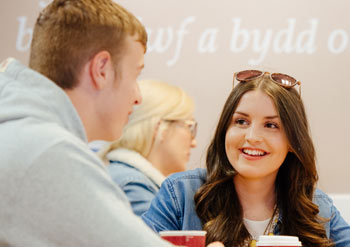 Student chatting in the cafe