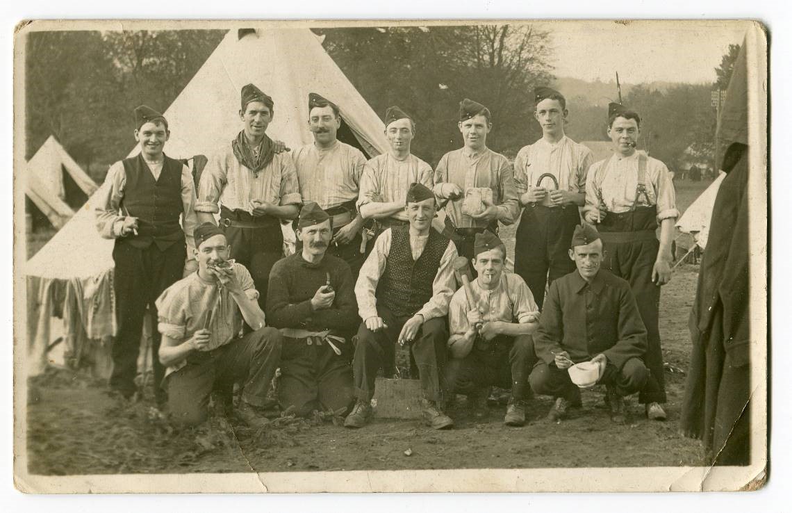 Soldiers from the First World War stood in a group. 