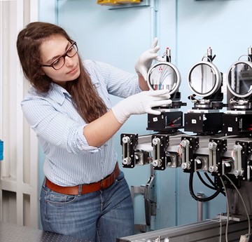 Caroline Bissardon in a lab