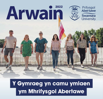 Llun o fyfyrwyr Cymraeg Abertawe ar glawr Arwain