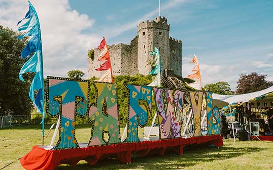 Castell Caerdydd gyda'r geiriau Tafwyl o flaen