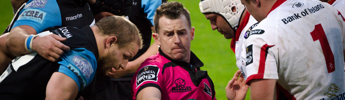 Llun o Nigel Owens yn dyfarnu Ulster v Glasgow Warriors (Hydref 2014)