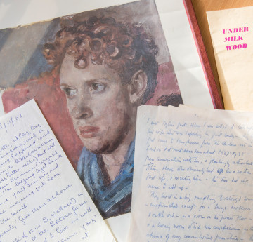 Nodiadau a ysgrifennwyd â llaw a ffotograff o’r bardd o Gymru, Dylan Thomas 