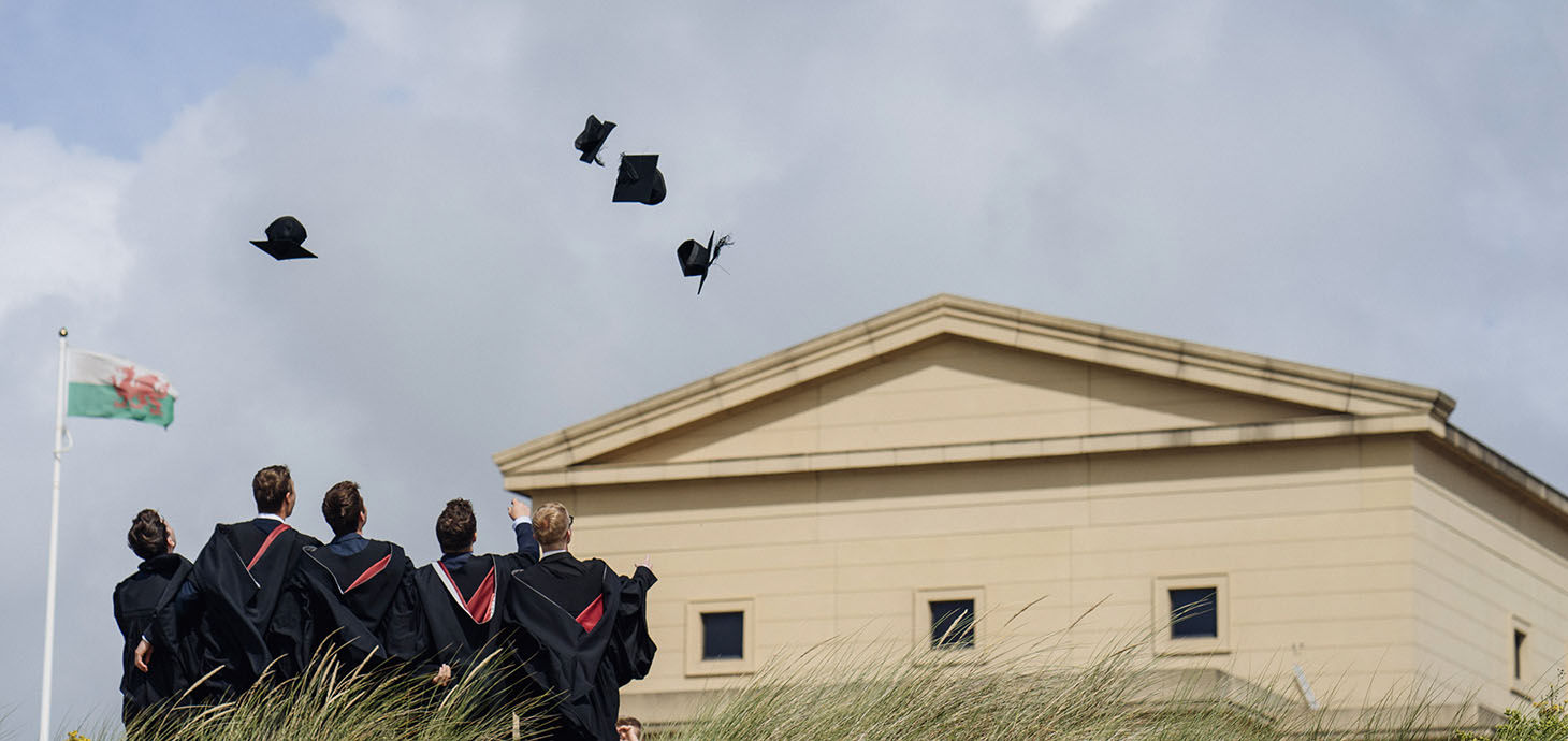 Myfyrwyr yn dathlu graddio o Brifysgol Abertawe