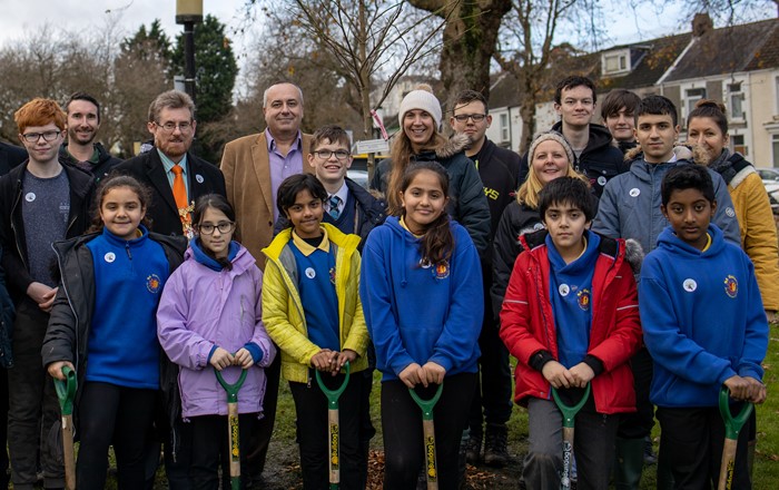 Y Brifysgol a Fforwm Coed Abertawe'n plannu coed fel rhan o Wythnos Genedlaethol Coed