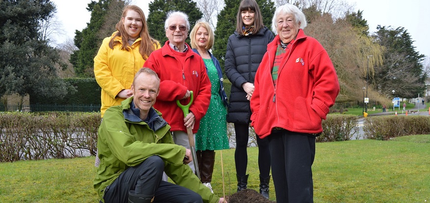 John a Diana Lomax gyda swyddog bioamrywiaeth Prifysgol Abertawe, Ben Sampson, ac aelodau o’r tîm canmlwyddiant Ffion White, Sian Merchant a Rachel Thomas.