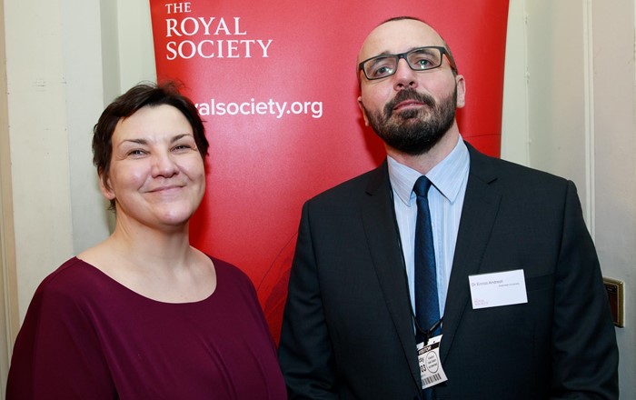 Aelod Seneddol Gŵyr, Tonia Antoniazzi, yng nghwmni Dr Enrico Andreoli. Tri gwyddonydd o Brifysgol Abertawe yn gadael meinciau'r labordy am y meinciau cefn seneddol 