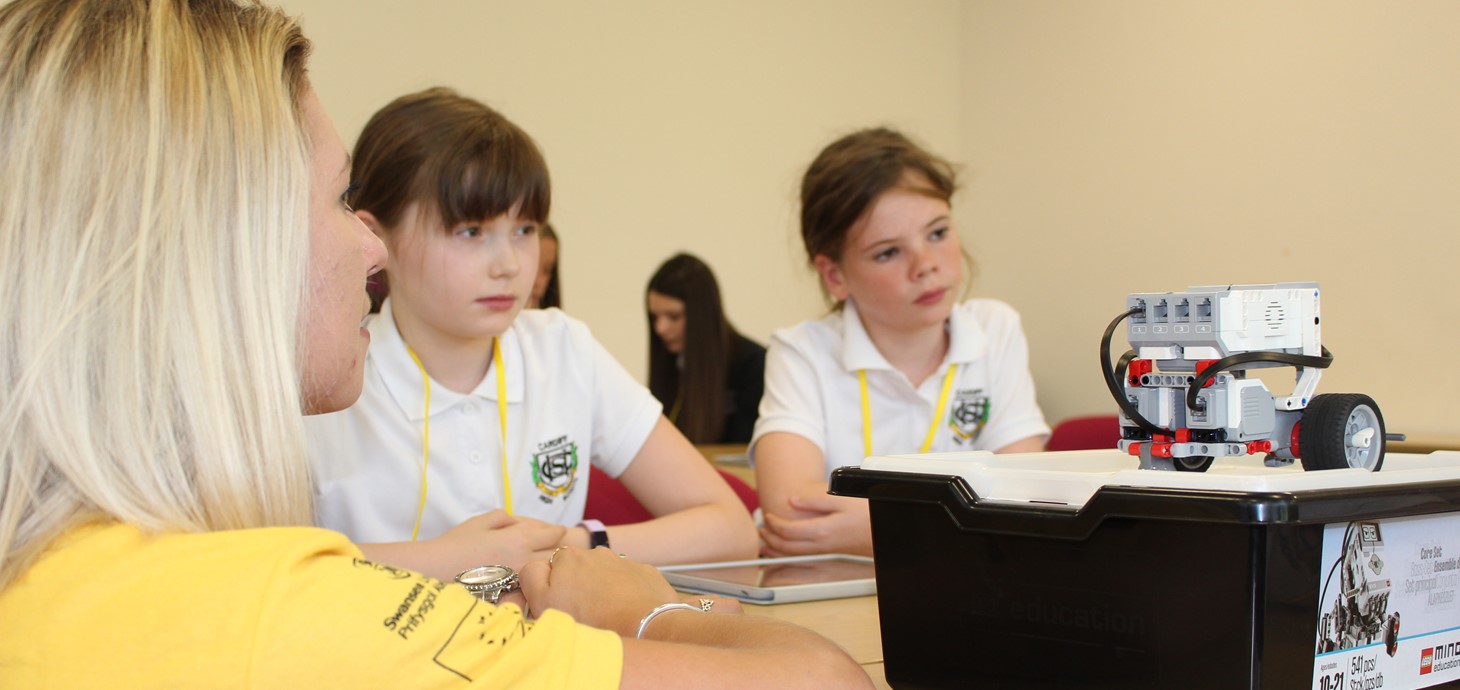 Pobl ifanc yn cymryd rhan mewn digwyddiadau Technocamps