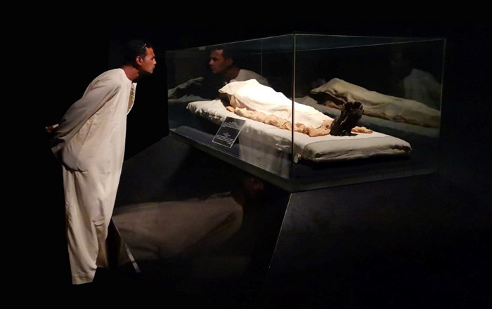 Enillydd y gystadleuaeth gyffredinol yw “Reflecting on the Past: The Display of Egyptian Mummies” ( Ken Griffin/Mohamed Shabib). Mae'r llun yn dangos Mohamed – sy'n byw yn Luxor – yn syllu ar wyneb mymi'r Ffaro Ramesses I (c. 1292-1290 CC) yn Amgueddfa Luxor am y tro cyntaf.