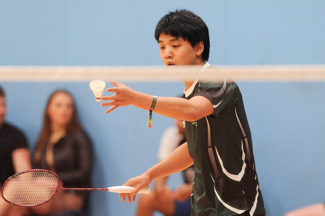 Pobl yn chwarae badminton