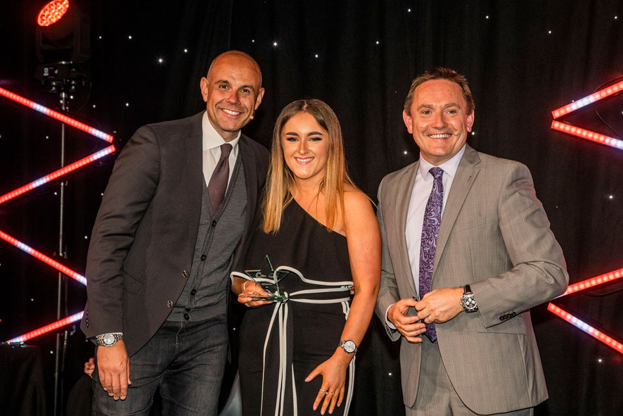 Melissa Molyneaux yn derbyn ei gwobr gan David Jones (Prif Weithredwr Cambria) a Jason Mohammad (Gwestai Gwadd y seremoni). 