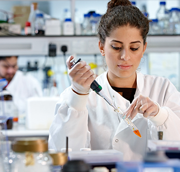 Student using pippet in Wet Lab