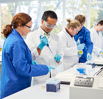 Students at Teaching Lab Bench with 2 lecturers