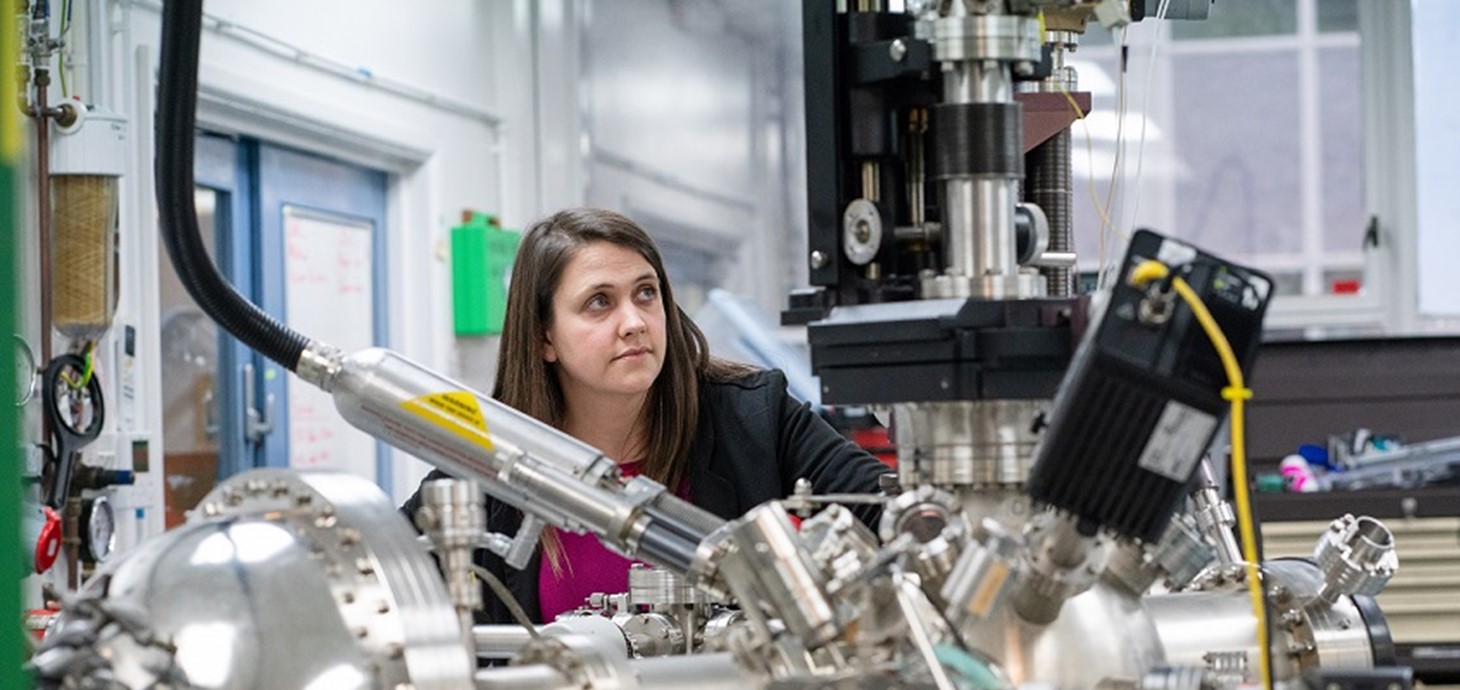 Dr Rachel Cross of Aberystwyth University conducting X-Ray photoelectron spectroscopy on solar thin films 