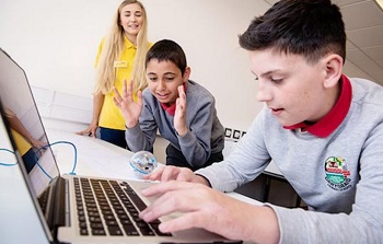 children working on a computer